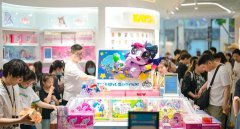 贴泡泡玛特位于上海南京的全球旗舰店